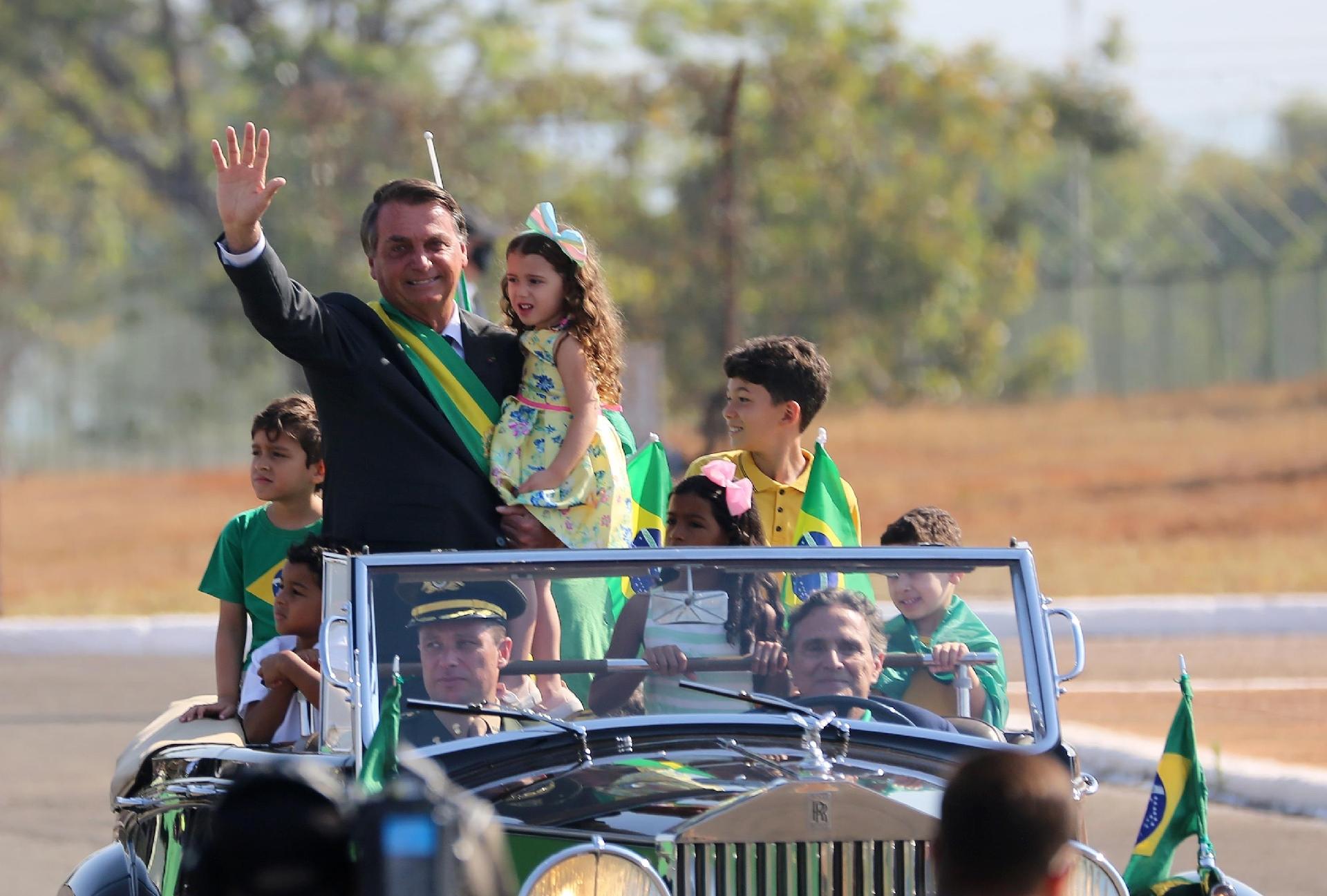 7.set.2021 -O presidente Jair Bolsonaro (sem partido) chega para a cerimônia de hasteamento da bandeira em Brasília, para o 7 de Setembro, em um Rolls Royce dirigido pelo ex-piloto de Fórmula 1 Nelson Piquet - FÁTIMA MEIRA/ESTADÃO CONTEÚDO