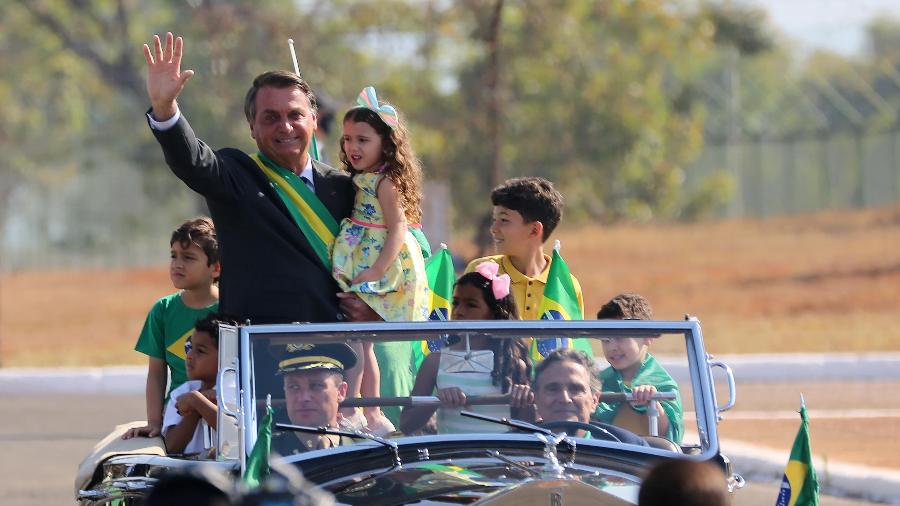 7.set.2021 -O presidente Jair Bolsonaro (sem partido) chega para a cerimônia de hasteamento da bandeira em Brasília, para o 7 de Setembro, em um Rolls Royce dirigido pelo ex-piloto de Fórmula 1 Nelson Piquet - FÁTIMA MEIRA/ESTADÃO CONTEÚDO