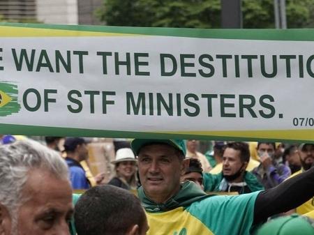 Num cartaz em inglês, manifestante pede a destituição dos ministros do STF no protesto em São Paulo - AFP