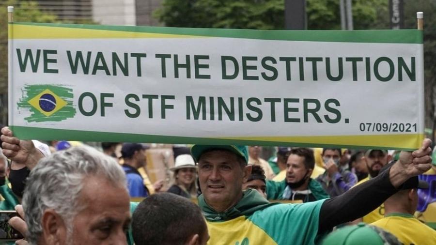 Num cartaz em inglês, manifestante pede a destituição dos ministros do STF no protesto em São Paulo - AFP