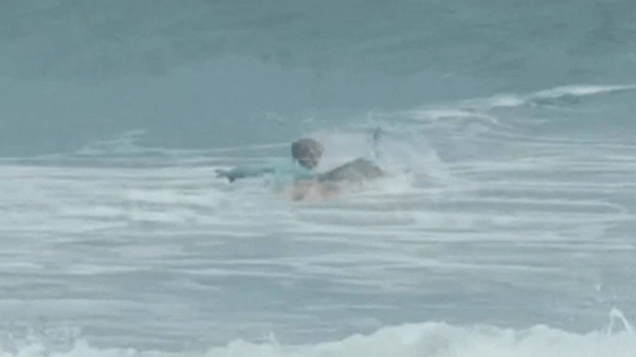 Jovem surfista foi atacado no braço por tubarão enquanto surfava em praia dos EUA - Reprodução/Instagram