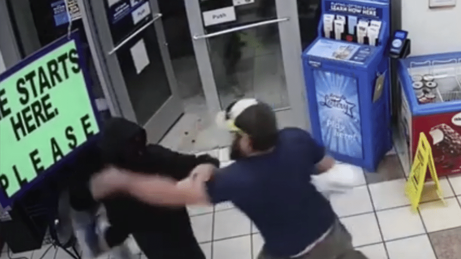 Vídeo flagra momento em que o assaltante é rendido pelo fuzileiro, que estava no interior da loja de conveniência - Reprodução/Youtube/KYMA TV