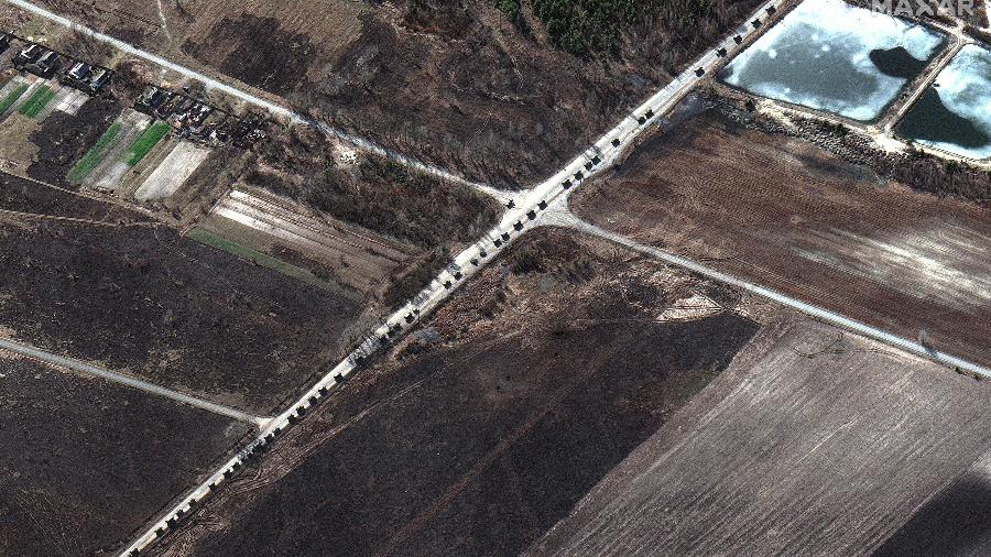 Satélite mostra fila de mais de 60 km com veículos blindados russos ao norte da cidade ucraniana de Ivankiv - Imagem de satélite/Maxar Technologies/AFP