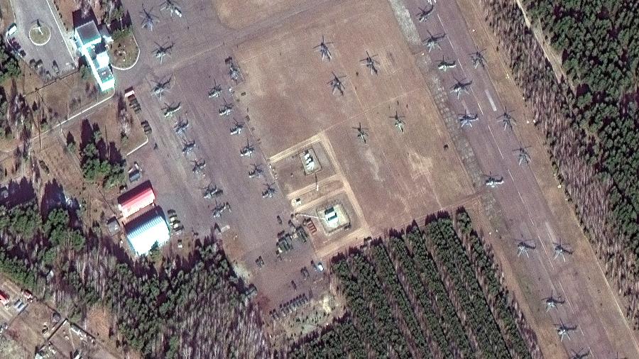 Imagem de satélite mostra uma visão mais próxima de helicópteros de ataque ao solo, no aeródromo de Vd Bokov, em Mazyr, Belarus - Maxar Technologies/via Reuters