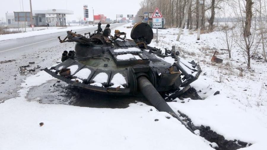 Parte de um tanque destruído perto de Kharkiv ? vários países forneceram armas antitanque para a Ucrânia - GETTY IMAGES