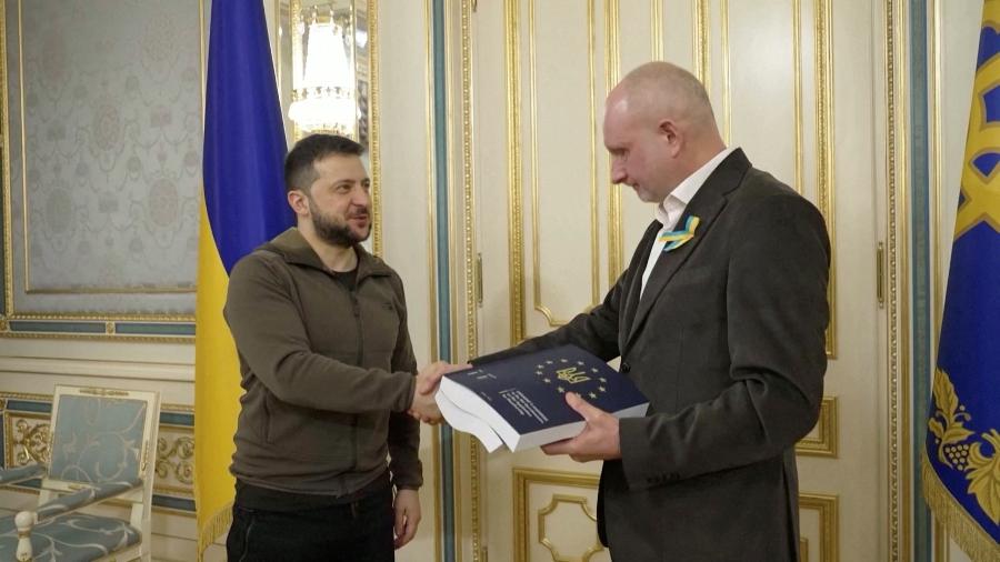 18.abr.22 - O presidente ucraniano Volodymr Zelenskiy cumprimenta o embaixador da UE na Ucrânia Matti Maasikas após entregar o questionário para a adesão à UE em Kiev, Ucrânia - UKRAINIAN PRESIDENTIAL PRESS SER/via REUTERS