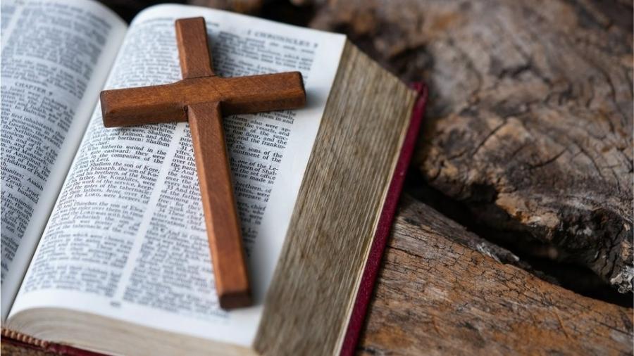 Cruz em cima de Bíblia - Getty Images