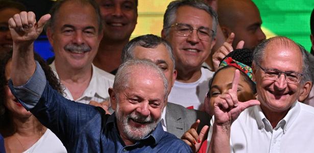 Lula e seu vice, Geraldo Alckmin, celebram a vitória