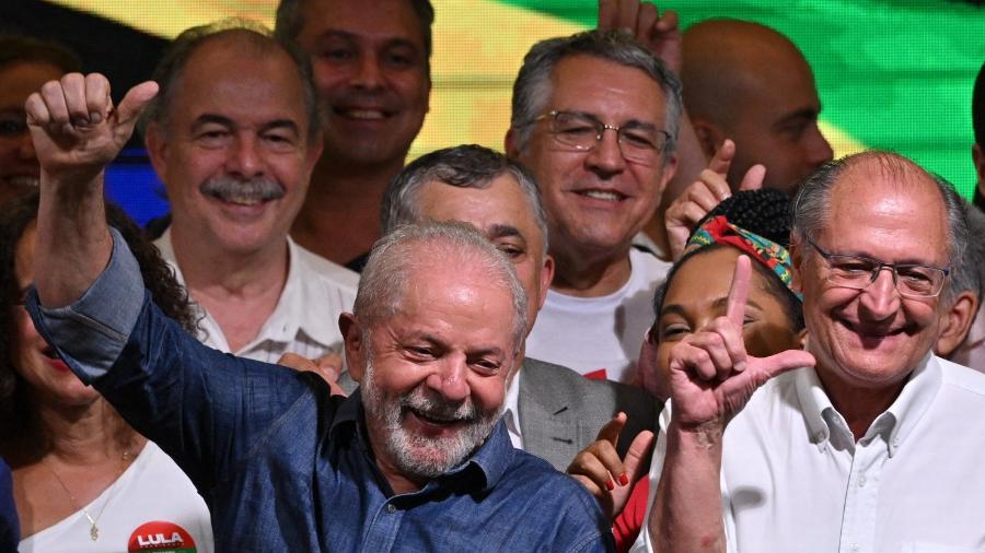 O presidente eleito, Luiz Inácio Lula da Silva (PT), e seu vice, Geraldo Alckmin (PSB), celebram a vitória na eleição para o Planalto, em São Paulo (SP) - Nelson Almeida/AFP