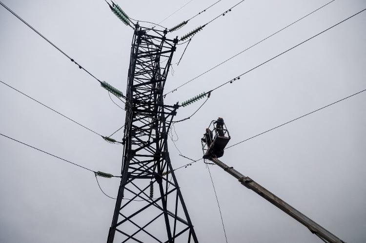22.07.22 - Workers repair power lines cut off by recent missile attacks near Odessa - OLEKSANDR GIMANOV/AFP - OLEKSANDR GIMANOV/AFP