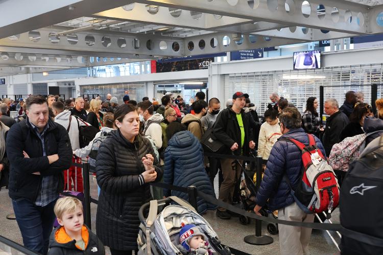 Dec 22.22 - Passengers arrive at O'Hare International Airport in Chicago, Illinois for flights - SCOTT OLSON/Getty Images via AFP - SCOTT OLSON/Getty Images via AFP