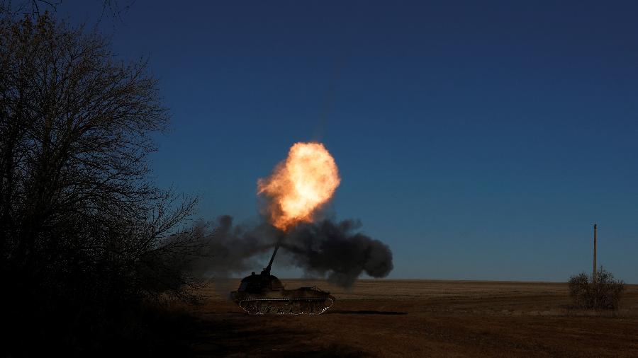 11.jan.23 - Exército ucraniano, da 43ª Brigada de Artilharia Pesada, dispara um obus alemão Panzerhaubitze 2000, enquanto o ataque da Rússia à Ucrânia continua, perto de Soledar, Ucrânia - CLODAGH KILCOYNE/REUTERS