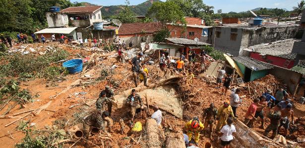 21.fev.2022 - Equipes de resgate buscam por soterrados em deslizamento na Vila Sahy, em São Sebastião