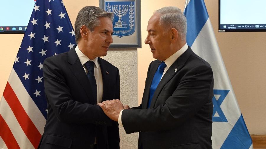 É a 2ª vez em uma semana que Blinken (à esq.) visita Israel e se encontra com Netanyahu (à dir.)