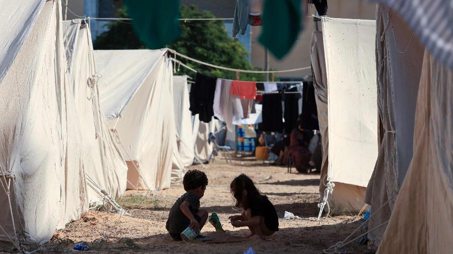 19 de outubro de 2023 - Crianças brincam entre tendas do campo de refugiados da Nações Unidas em Khan Yunis, Gaza