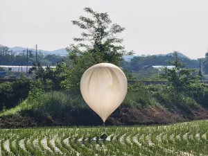 Coreia do Norte envia balões com 'lixo e fezes' para o Sul