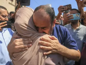 Israel liberta mais de 50 presos palestinos, incluindo diretor de hospital de Gaza