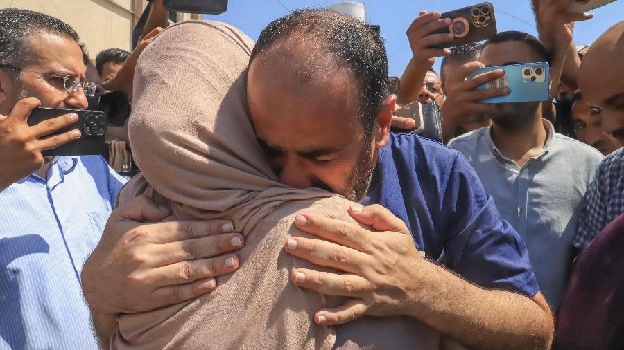 Mohamed Abu Salmiya, que estava preso desde novembro, foi recebido por familiares em Gaza - Bashar Taleb/AFP