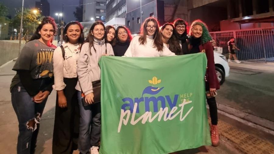 Fãs da banda BTS fizeram conscientização política na praça Roosevelt, em São Paulo - Army Help The Planet