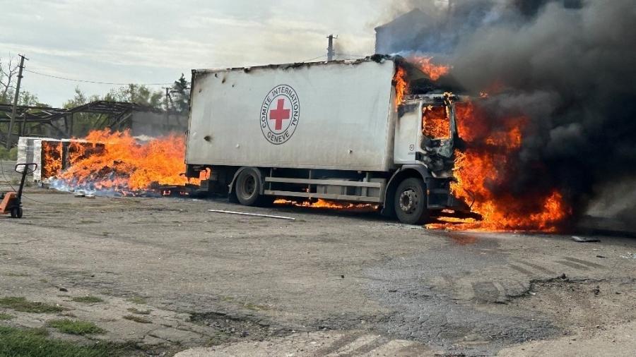 12.set.24 - Caminhões em chamas do Comitê Internacional da Cruz Vermelha após um bombardeio de artilharia na região de Donetsk - HANDOUT/AFP