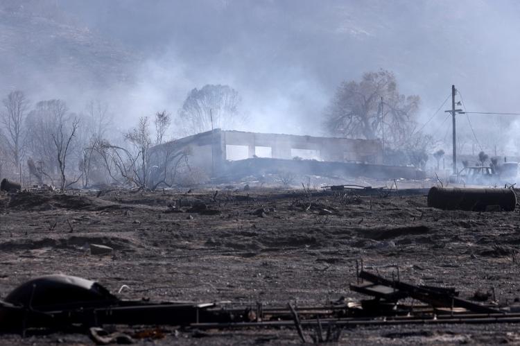 Casa sob fumaça após incêndio na Califórnia, em setembro