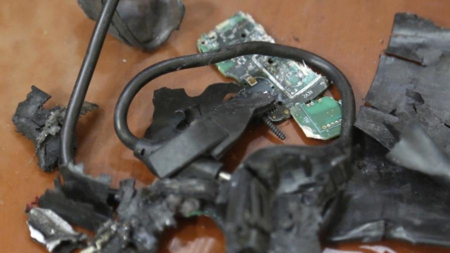 Imagens mostram os restos dos pagers do Hezbollah que explodiram no Líbano - AFP