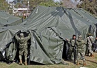 Militares mexicanos constroem abrigos para migrantes deportados pelos EUA - Quetzalli Blanco/AFP