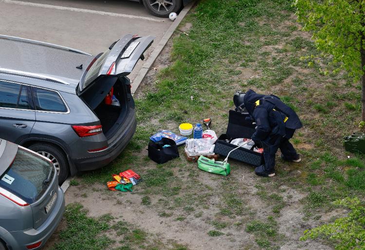 Equipe antibombas trabalha no local do acidente com um carro-bomba em Balashikha Equipe antibombas trabalha no local do acidente com um carro-bomba em Balashikha