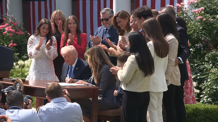 Acompanhado da primeira-dama Melania, Trump sanciona lei que criminaliza pornografia de vingança e deepfakes explícitos - Reprodução/YouTube/White House