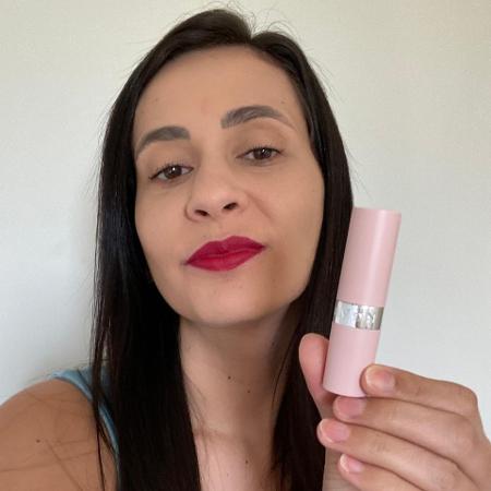 Aplicação de uma camada do batom da Avon nos lábios dura, em média, sete horas