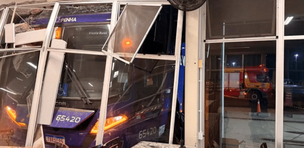 Ônibus invade restaurante e mata gerente atropelada em SC
