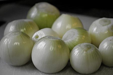 A cebola contém ácidos orgânicos e compostos sulfurados