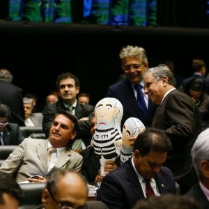 Parlamentares de oposição posam ao lado de bonecos do Pixuleco distribuídos pelo grupo Revoltados Online - Pedro Ladeira/Folhapress
