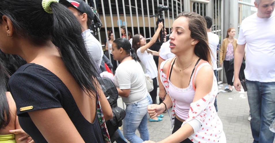 24.out.2015 - Candidatos correm para entrar na Uninove Barra Funda, zona oeste da capital paulista, para fazer o primeiro dia de provas do Enem (Exame Nacional do Ensino Médio)