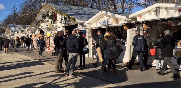 O mercado de Natal da avenida Champs-Elysées, em Paris, com movimento bem abaixo do normal neste domingo (22) - Carolina Vila-Nova/UOL