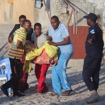 Vítima de ataque a restaurante de Mogadíscio, capital da Somália, em janeiro de 2016, sendo transportada  - Said Yusuf Warsame/EFE
