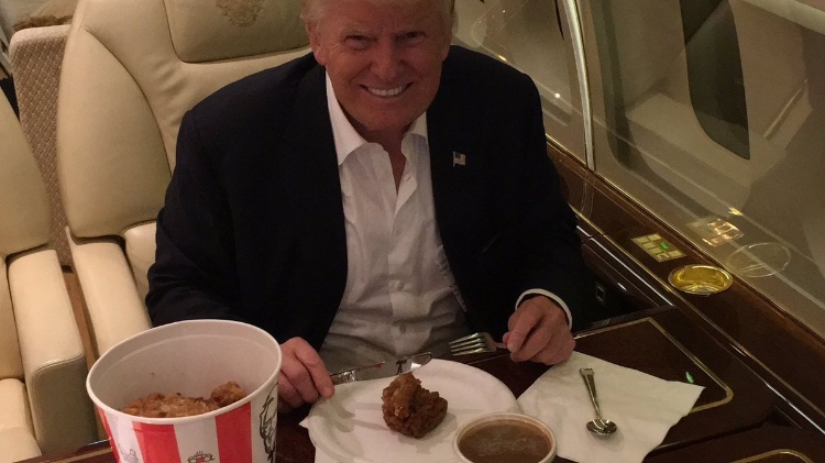 Em 2016, o então candidato republicano à Presidência dos EUA Donald Trump comendo frango do KFC 