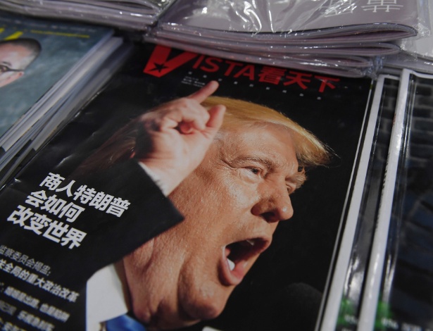 Revista com Donald Trump na capa, à venda em livraria de Pequim nesta segunda (12) - Greg Baker/AFP