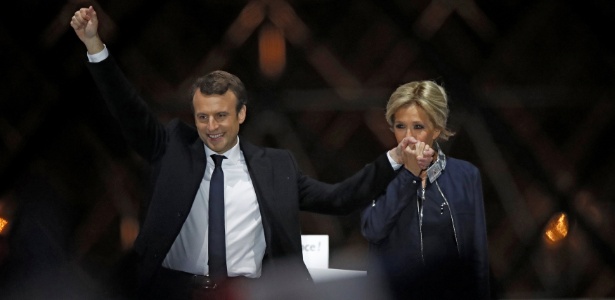 Emmanuel Macron comemora a vitória com sua mulher, Brigitte Trogneux, em ato do lado de fora do Museu do Louvre, em Paris - Christian Hartmann/Reuters