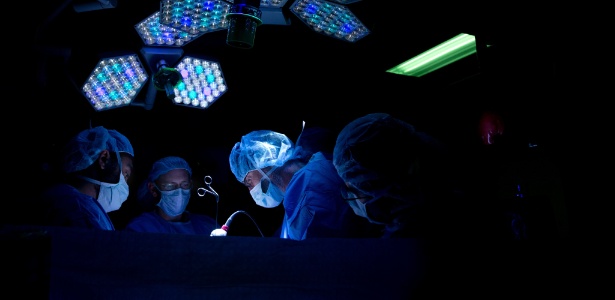 Feto é operado dentro de útero da mãe pela equipe liderada pelo Dr. Michael Belfort, em Houston, nos EUA - Beatrice de Gea/The New York Times