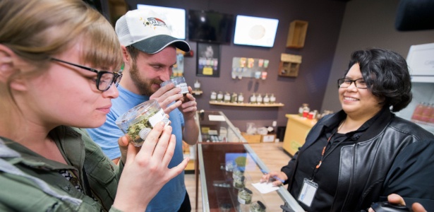 Consumidores vão às lojas no primeiro dia de venda da maconha legalizada no Estado da Califórnia (EUA) - Robyn Beck/AFP Photo