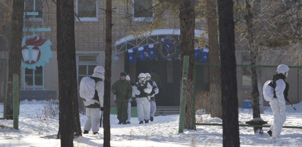 Policiais diante do colégio onde o adolescente atacou sete pessoas com um machado - REUTERS/Anna Ogorodnik/BMK