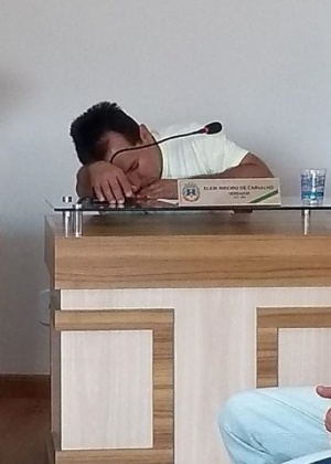 Eleir Ribeiro de Carvalho (PSB-MG) postou foto dormindo na Câmara como protesto - Reprodução/Facebook