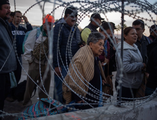 19.nov.2018 - Pessoas esperam na fronteira do México com os EUA - ADREES LATIF/REUTERS