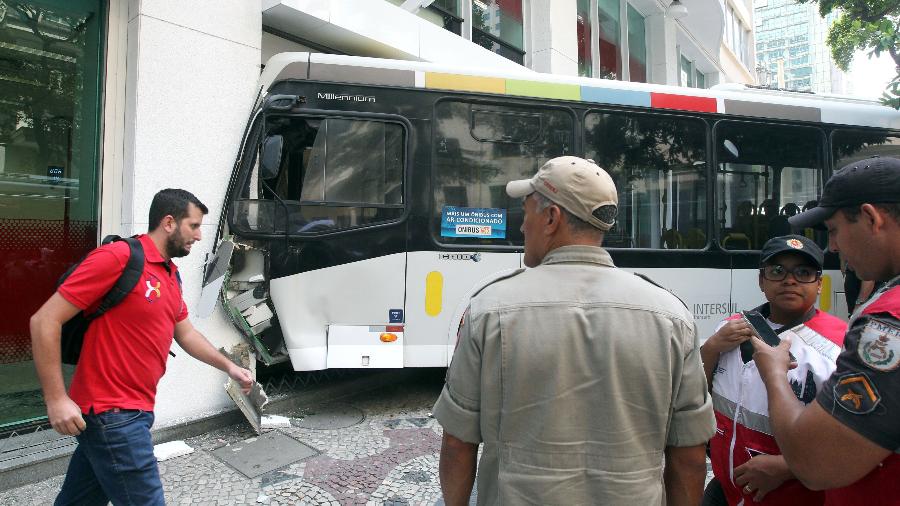 06.dez.2018 - Acidente envolvendo um ônibus da linha 422 (Grajaú - Cosme Velho), da empresa Transurb, no centro do Rio de Janeiro - Fábio Motta/Estadão Conteúdo