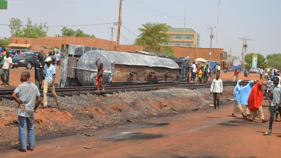 6.mai.2019 - Moradores locais observam o caminhão tanque que explodiu durante a madrugada deixando 55 mortos, em Niamey, Níger - Boureima Hama/AFP