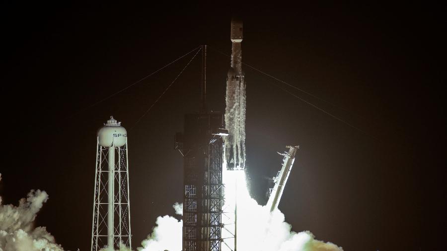 Falcon Heavy foi lançado pela 3ª vez e cumpriu missão da SpaceX - parte do "nariz" ainda foi recuperado - REUTERS/Joe Skipper