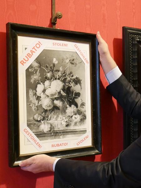 Diretor de museu em Florença segura cópia do quadro roubado pelos nazistas na 2ª Guerra - AFP/Florence Museum Press Office