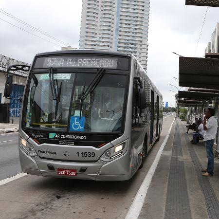 Ponto de ônibus na avenida Marquês de São Vicente, na zona oeste de São Paulo - Rivaldo Gomes/ Folhapress