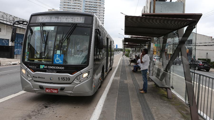 Ponto de ônibus na Avenida Marquês de São Vicente, na zona oeste de São Paulo - Rivaldo Gomes/ Folhapress